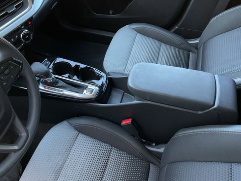 Used 2025 Chevrolet Trax LT image 34