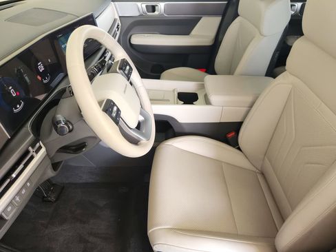 Used 2025 Hyundai Santa Fe SEL FWD image 13