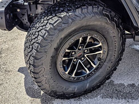 Used 2024 Jeep Wrangler Unlimited Rubicon AWD/4WD image 10