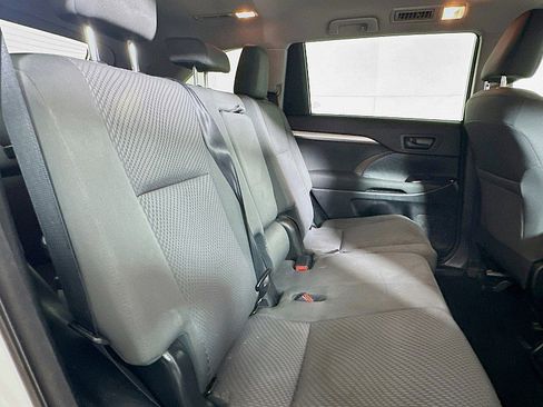 Used 2018 Toyota Highlander LE image 25