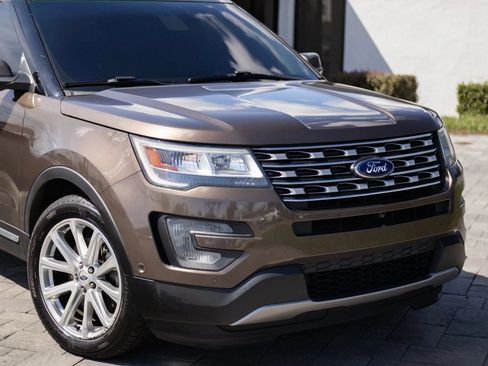 Used 2016 Ford Explorer Limited w/ Equipment Group 301A FWD image 3