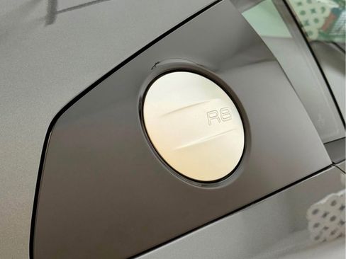 Used 2018 Audi R8 V10 w/ Premium Package image 3