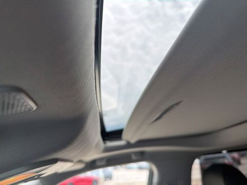 Used 2023 Toyota Highlander XLE FWD image 3