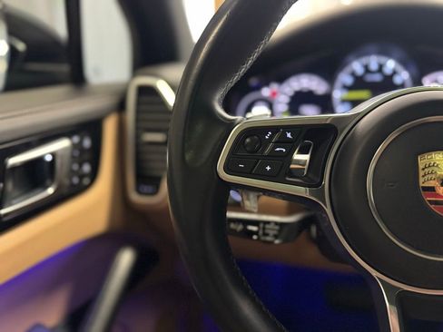 Certified 2023 Porsche Cayenne Platinum Edition image 19