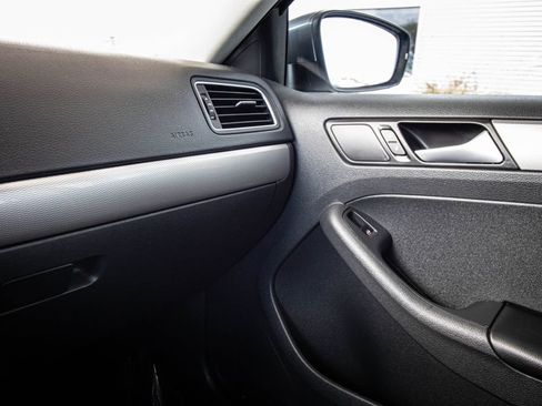 Used 2017 Volkswagen Jetta SE image 29