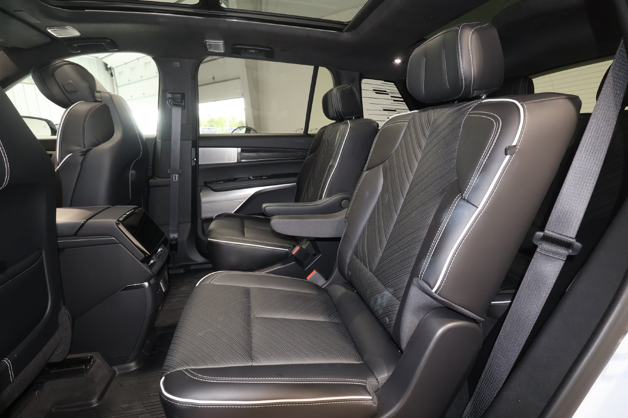 Used 2026 Cadillac Vistiq Platinum w/ LPO, Floor Liner Package AWD/4WD image 23