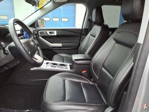 Used 2022 Ford Explorer XLT w/ Equipment Group 202A AWD/4WD image 9