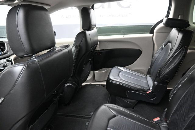 Used 2024 Chrysler Pacifica Touring-L FWD image 24
