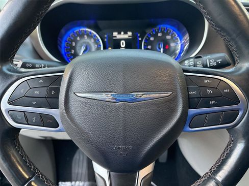 Used 2018 Chrysler Pacifica Touring-L image 11