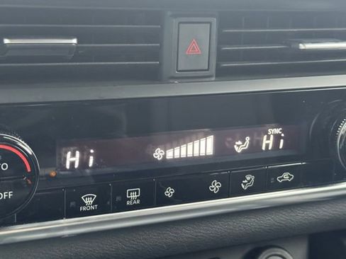 Used 2023 Nissan Rogue SV image 39