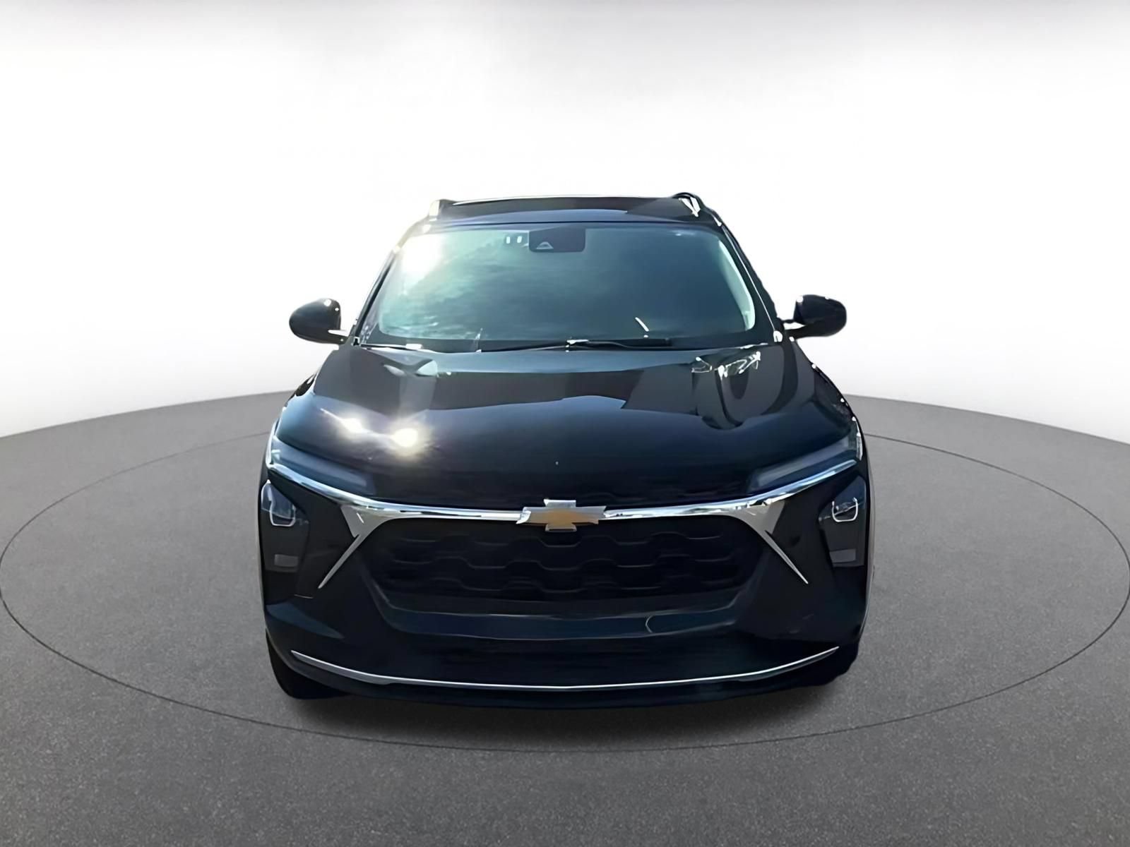 Used 2025 Chevrolet Trax LT FWD image 3