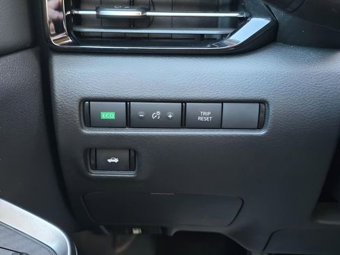 Used 2025 Nissan Sentra SR w/ Trunk Package image 12