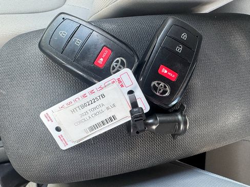 Used 2025 Toyota Corolla Cross LE w/ Moonroof Package FWD image 29