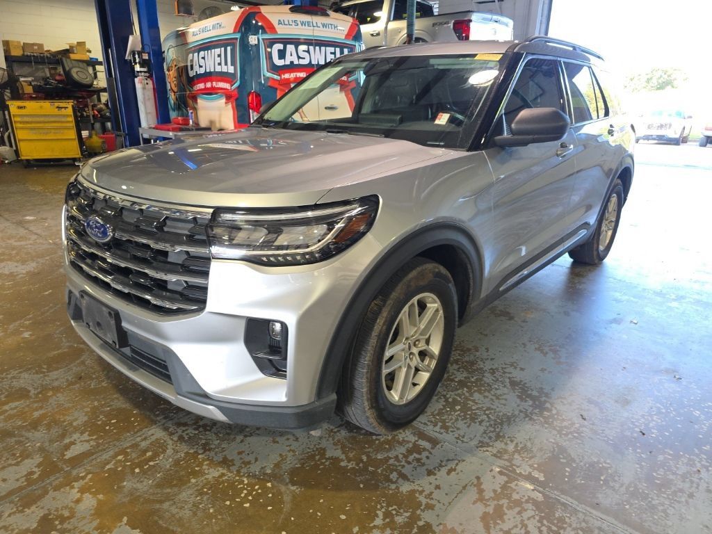 Used 2025 Ford Explorer Active w/ Active Comfort Package RWD image 3
