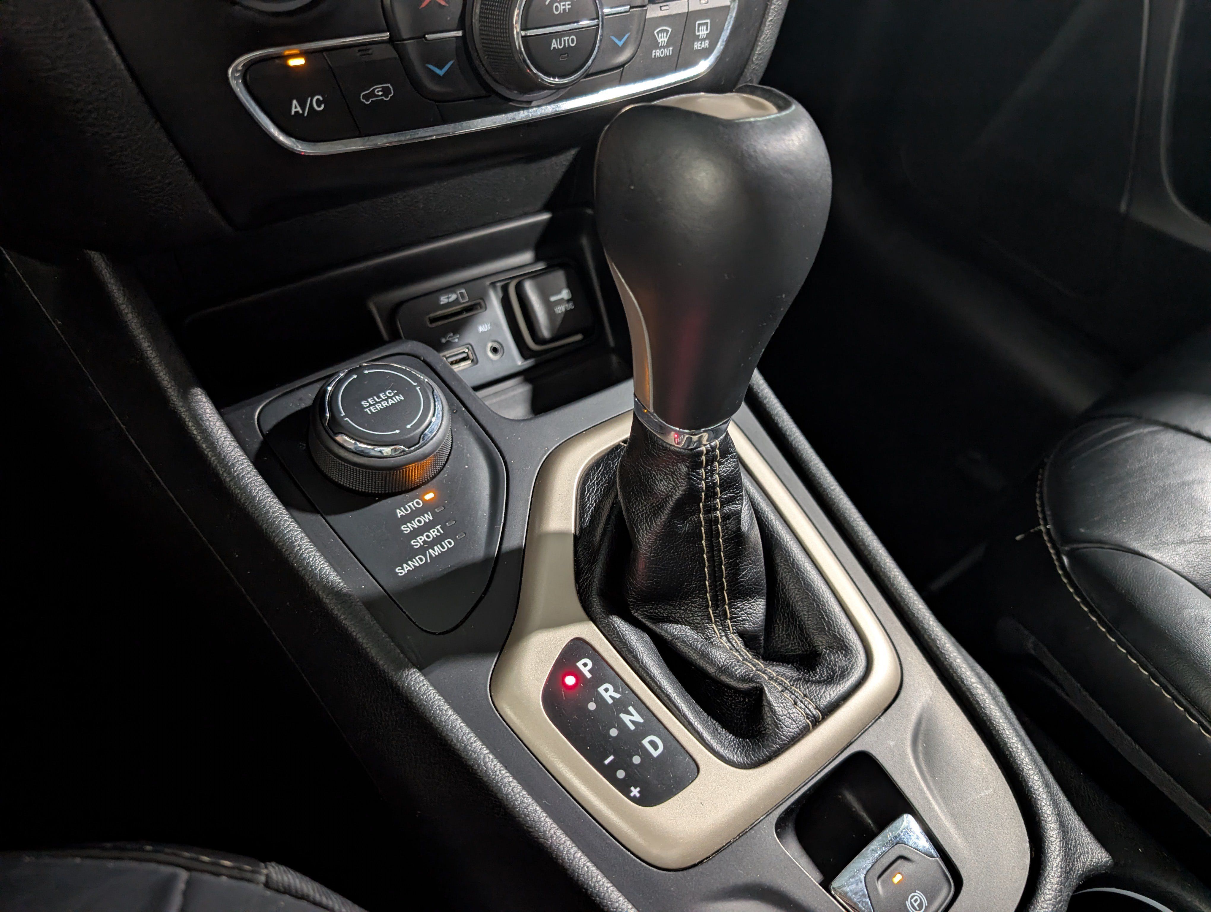 Used 2015 Jeep Cherokee Limited AWD/4WD image 19