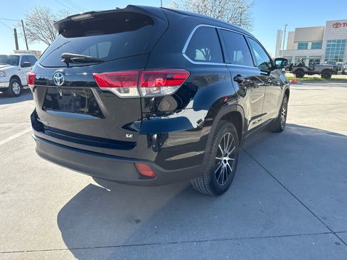Used 2018 Toyota Highlander SE image 3