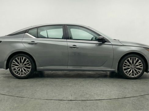 Used 2025 Nissan Altima 2.5 SV image 11