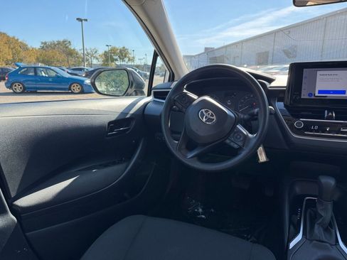 Used 2025 Toyota Corolla LE image 32