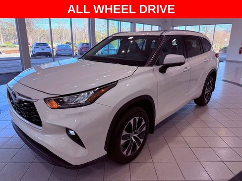 Used 2020 Toyota Highlander XLE image 3
