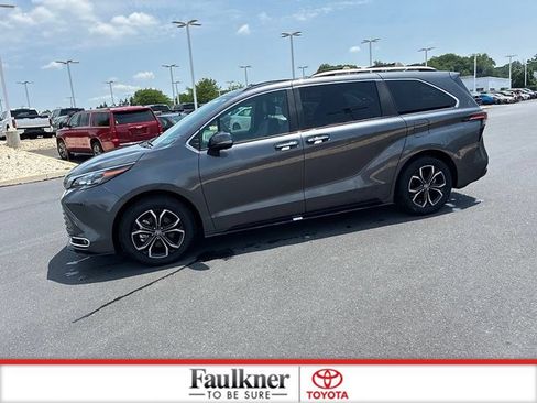 Used 2025 Toyota Sienna Platinum AWD/4WD image 17