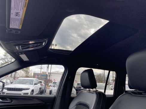 Certified 2024 Jeep Grand Cherokee Altitude image 11