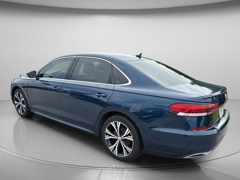 Used 2021 Volkswagen Passat 2.0T SE FWD image 3