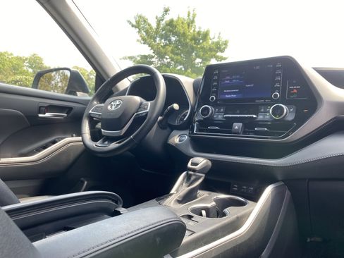 Used 2022 Toyota Highlander XLE FWD image 6