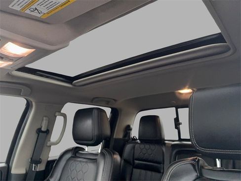 Used 2023 Nissan Frontier SV w/ SV Premium Package image 17