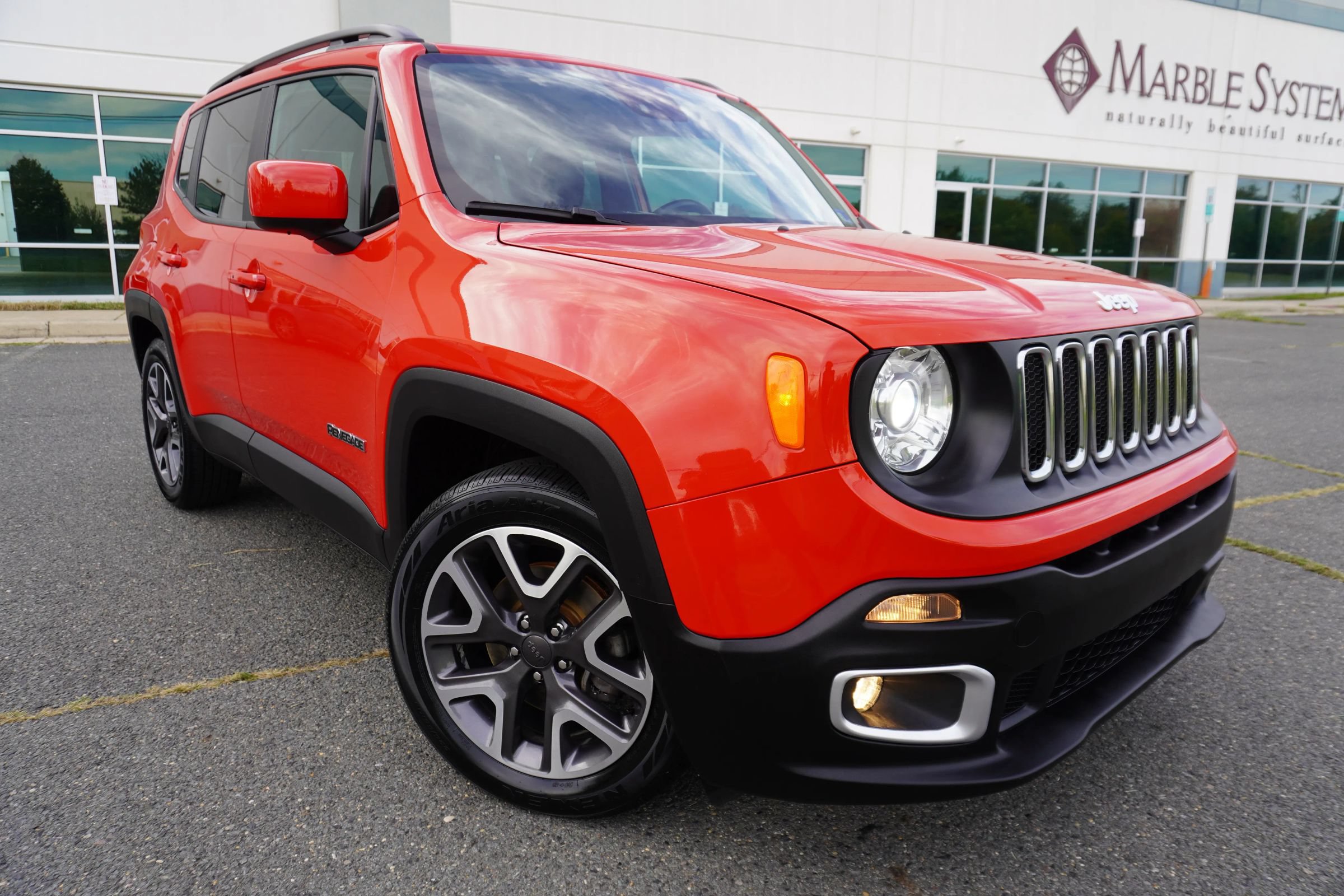 Used 2018 Jeep Renegade Latitude w/ Advanced Technology Group FWD image 1