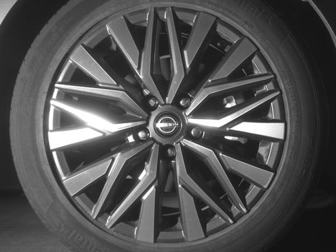 Used 2025 Nissan Altima 2.5 SV FWD image 13