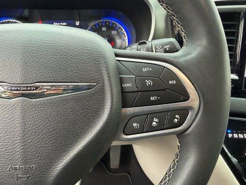 Used 2022 Chrysler Pacifica Touring-L image 35