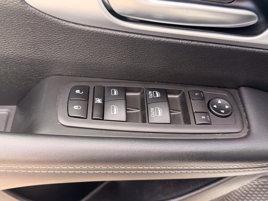 Used 2024 Chrysler Pacifica Touring FWD image 18