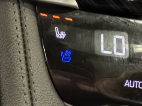 Used 2025 Cadillac XT6 Premium Luxury image 36