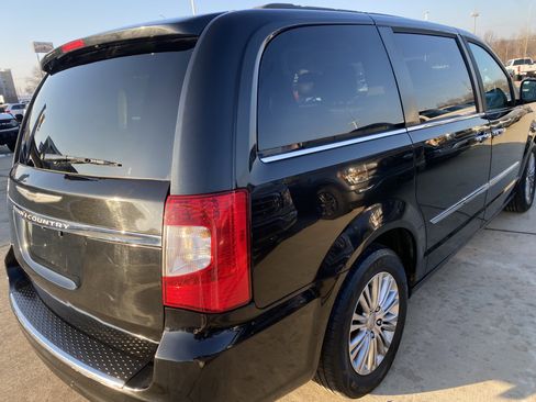 Used 2014 Chrysler Town & Country Touring-L w/ Driver Convenience Group image 9