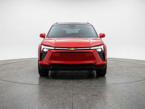 Used 2025 Chevrolet Blazer LT FWD image 2