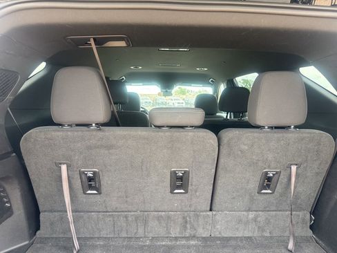 Used 2025 Chevrolet Traverse LT image 32