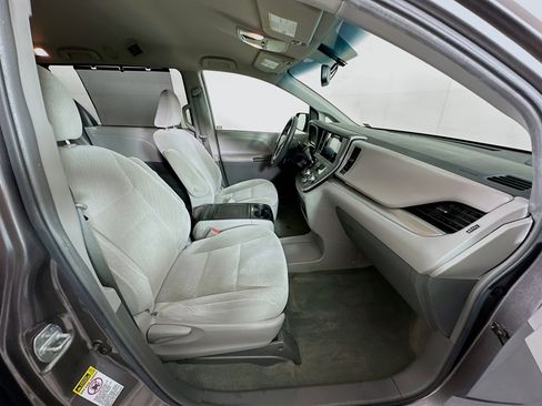 Used 2017 Toyota Sienna LE FWD image 28