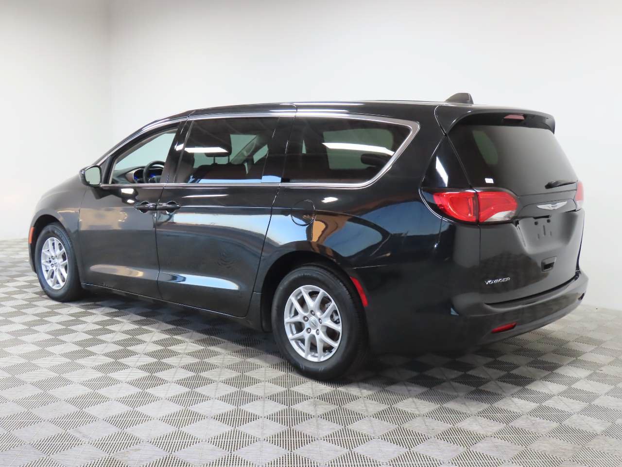 Used 2023 Chrysler Voyager LX FWD image 3