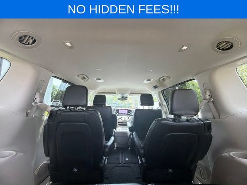 Used 2024 Chrysler Pacifica Touring-L FWD image 10