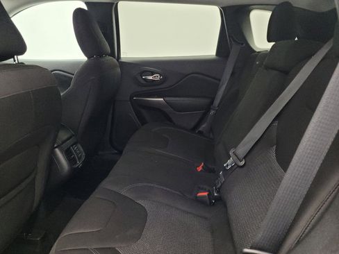 Used 2019 Jeep Cherokee Latitude w/ Popular Appearance Group image 18