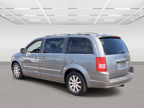Used 2009 Chrysler Town & Country Touring FWD image 3