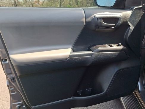 Used 2020 Toyota Tacoma SR image 11