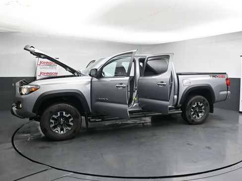 Used 2017 Toyota Tacoma TRD Off-Road w/ Premium & Technology Package AWD/4WD image 42