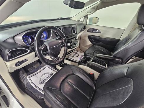 Used 2020 Chrysler Pacifica Touring-L image 31