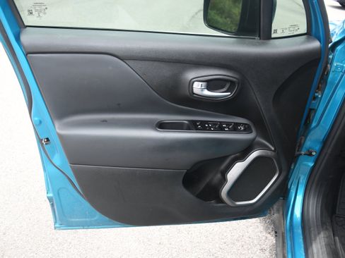 Used 2022 Jeep Renegade Latitude w/ Convenience Group AWD/4WD image 9