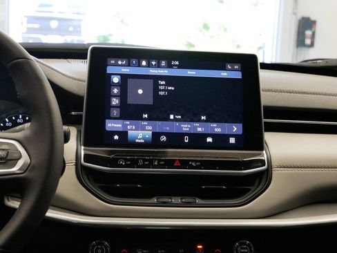 Certified 2024 Jeep Compass Limited image 28