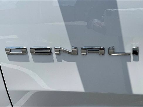 Used 2025 GMC Yukon XL Denali AWD/4WD image 32