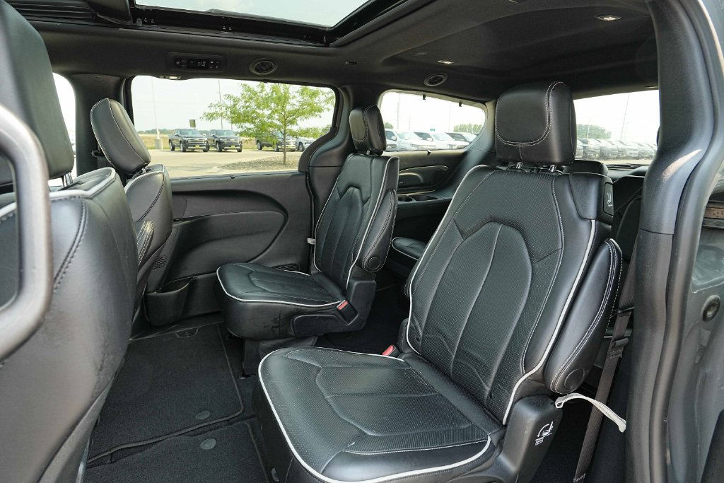Used 2025 Chrysler Pacifica Limited FWD image 20