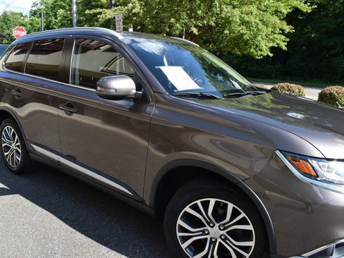 Used 2017 Mitsubishi Outlander SE AWD/4WD image 57