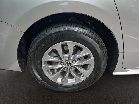 Used 2024 Toyota Sienna XLE FWD image 43
